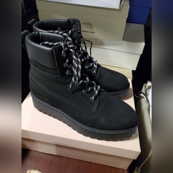 Sz 37, 38, 39 and 41 NIB Last winter boots - Picture 1 of 9
